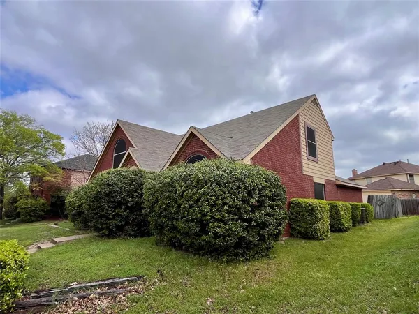 $2,000 | 231 North Waterford Oaks Drive, Cedar Hill, TX 75104
