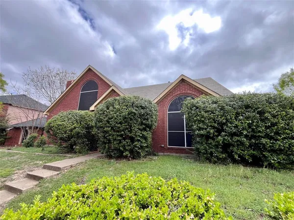 $2,000 | 231 North Waterford Oaks Drive, Cedar Hill, TX 75104