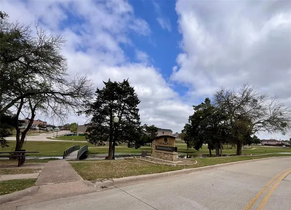 $2,000 | 231 North Waterford Oaks Drive, Cedar Hill, TX 75104