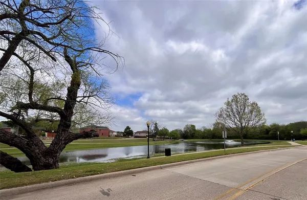 $2,000 | 231 North Waterford Oaks Drive, Cedar Hill, TX 75104