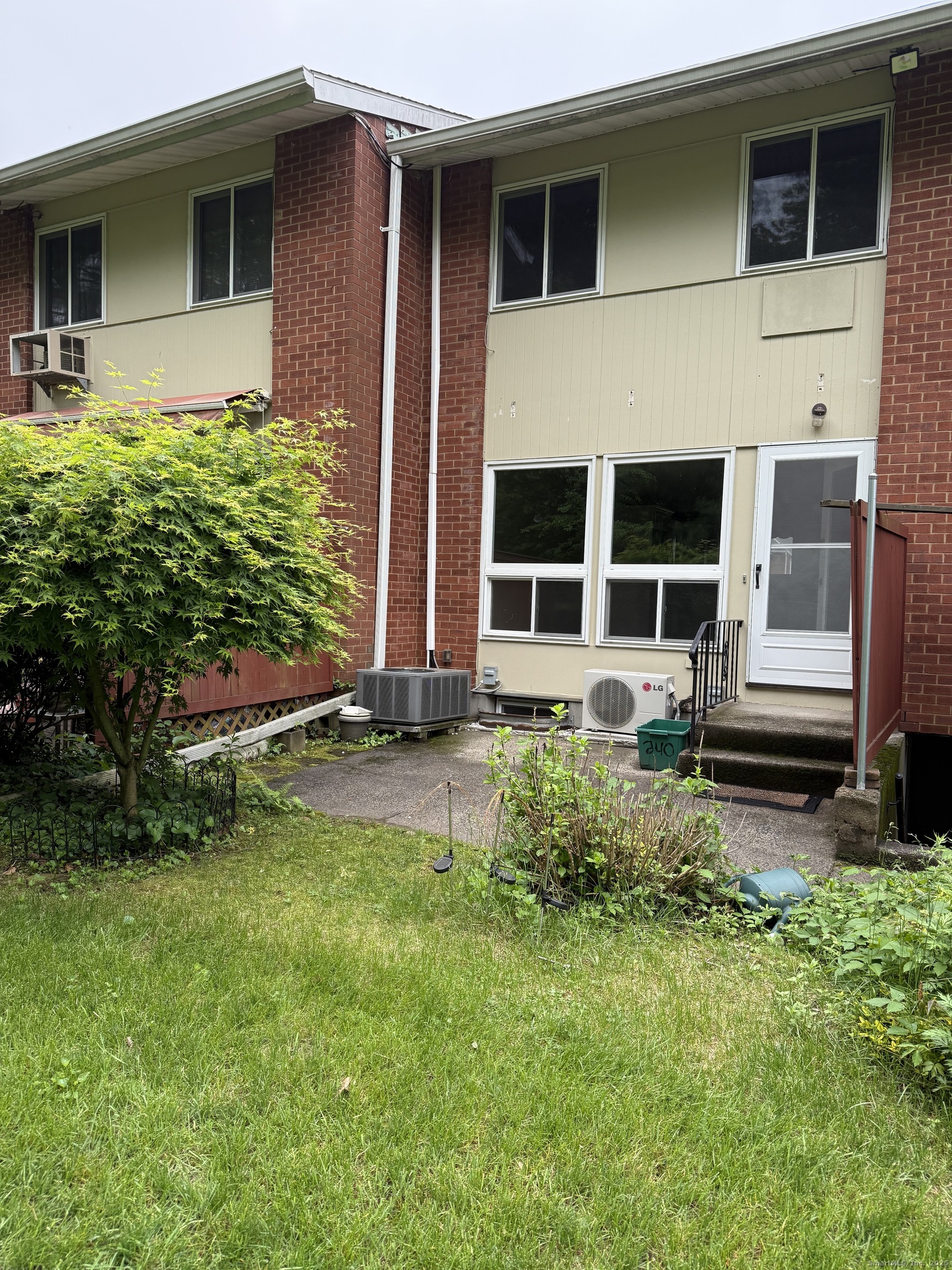240 Centerbrook Road, Unit 240 Hamden, CT 06518 - Photo 2 of 26 a house with garden in front of it