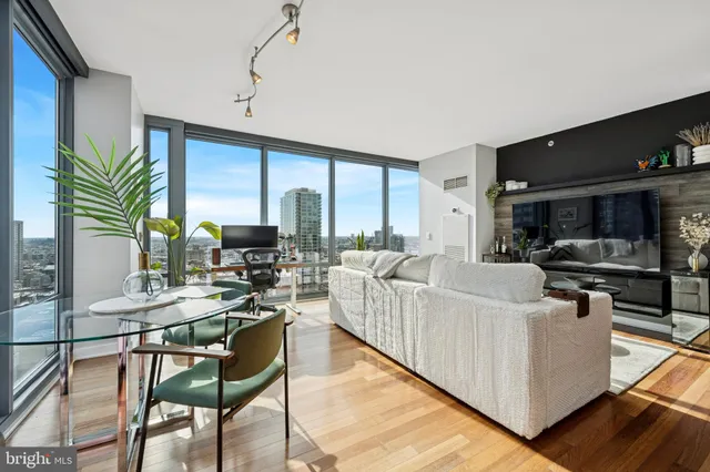 $4,995 | 2101 Market Street, Unit 2306, Philadelphia, PA 19103