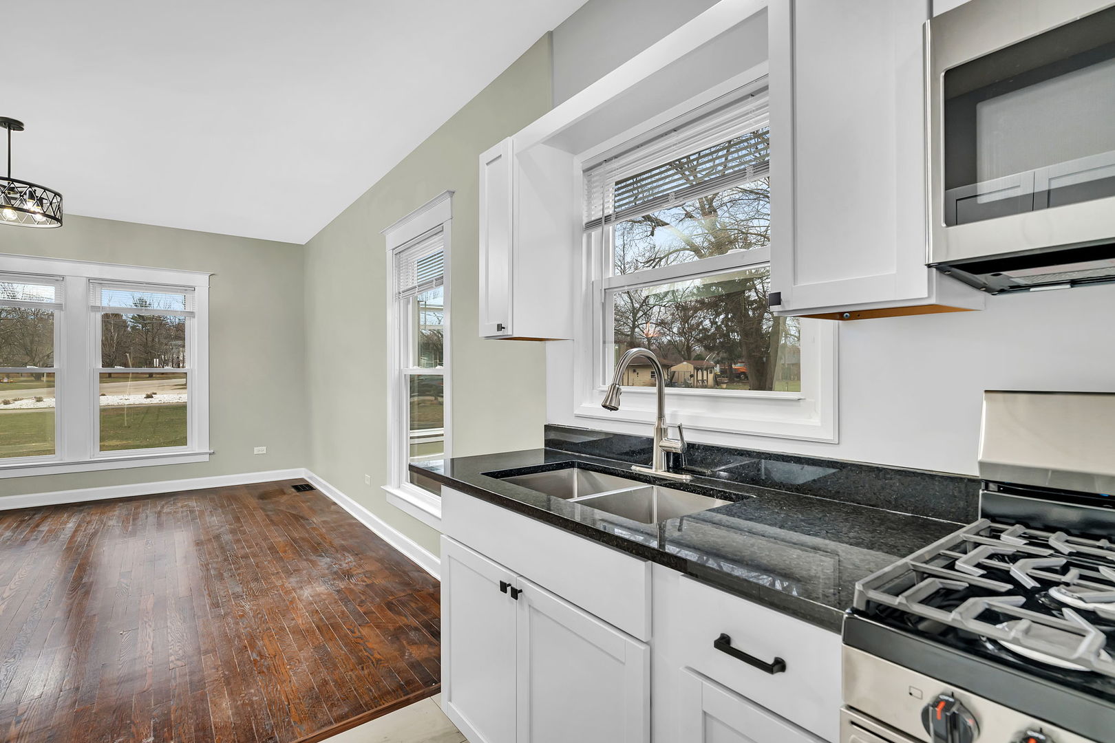 404 Manhattan Road Joliet, IL 60433 - Photo 8 of 26 Gallery Image 8