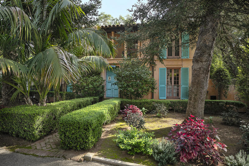 800 Cold Spring Road Santa Barbara, CA 93108 - Photo 6 of 23 a front view of a house with a yard