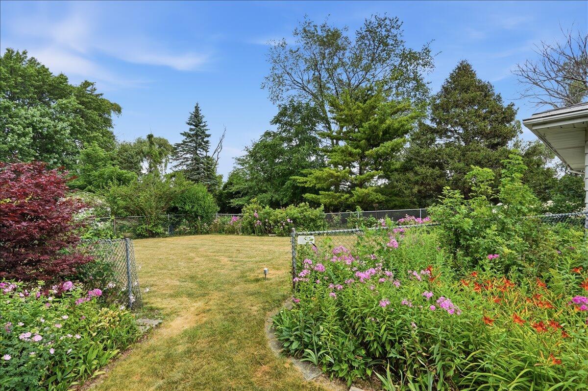 3444 East County Line Road Oak Creek, WI 53154 - Photo 38 of 59 Beautiful yard