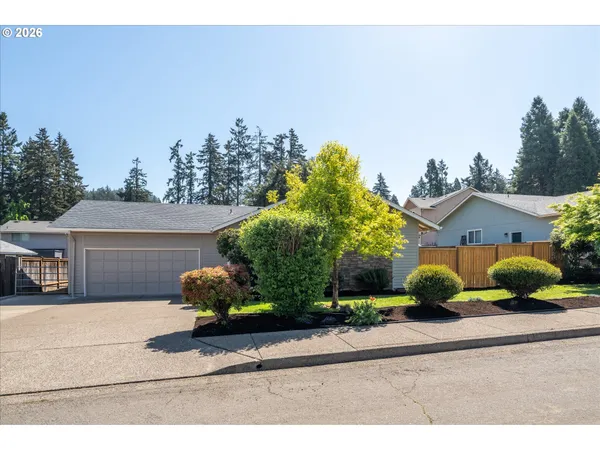 $360,000 | 945 South 55th Place, Springfield, OR 97478