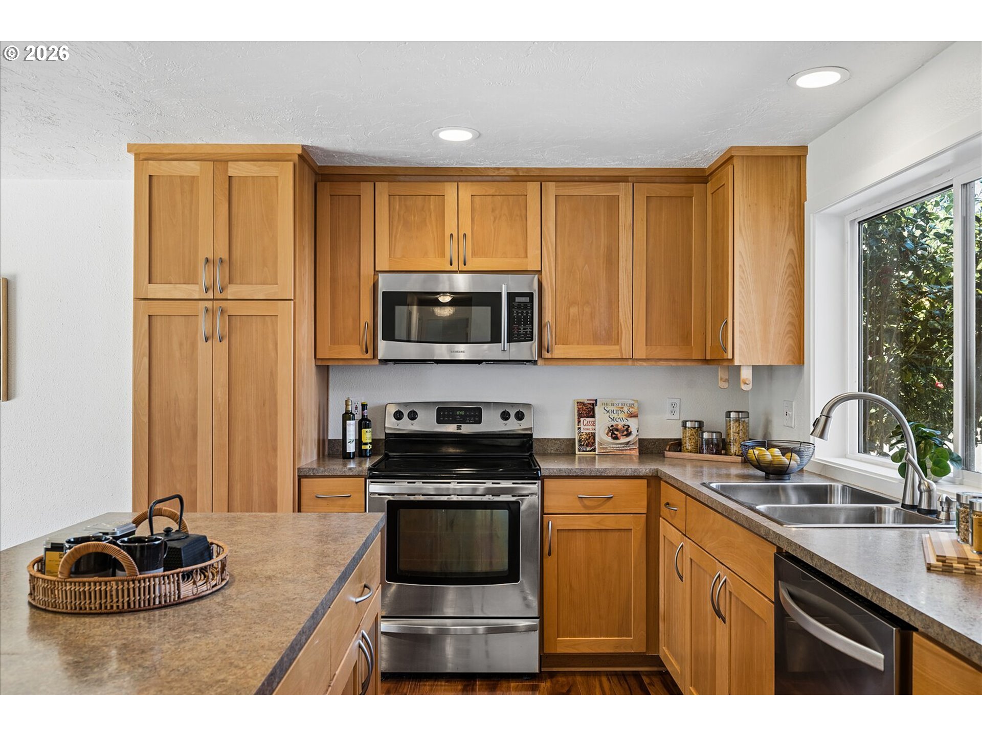 945 South 55th Place Springfield, OR 97478 - Photo 11 of 37 Kitchen