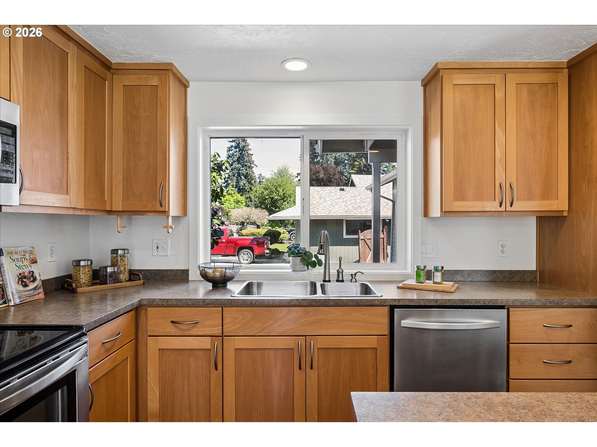945 South 55th Place Springfield, OR 97478 - Photo 12 of 37 Kitchen