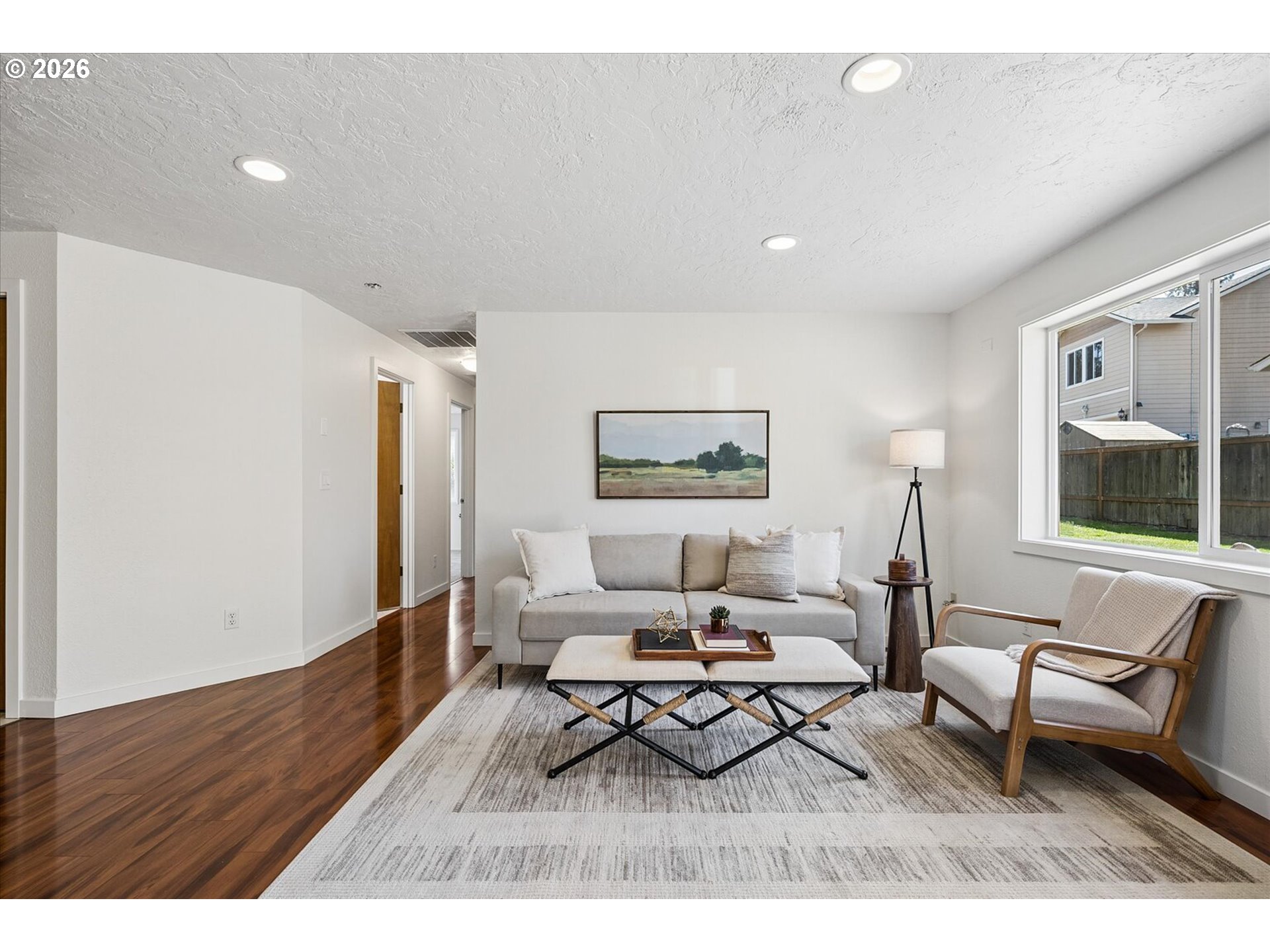 945 South 55th Place Springfield, OR 97478 - Photo 5 of 37 Living Room