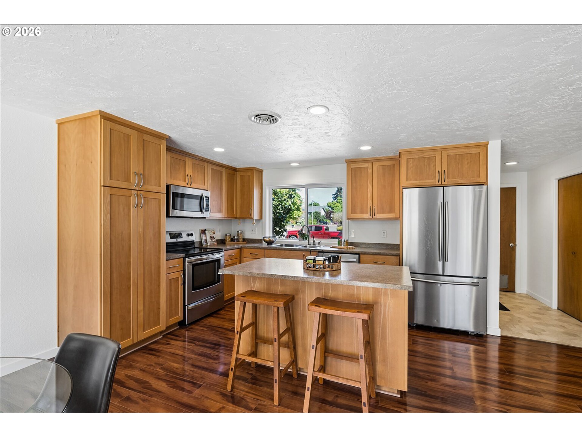 945 South 55th Place Springfield, OR 97478 - Photo 10 of 37 Kitchen