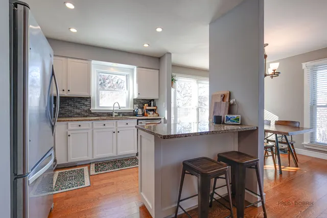 $209,900 | 737 Garfield Avenue, Unit B, Libertyville, IL 60048