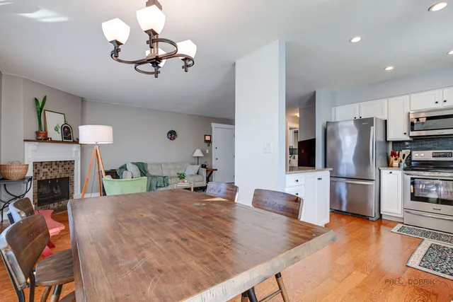 $209,900 | 737 Garfield Avenue, Unit B, Libertyville, IL 60048