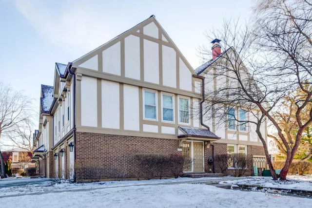 $209,900 | 737 Garfield Avenue, Unit B, Libertyville, IL 60048