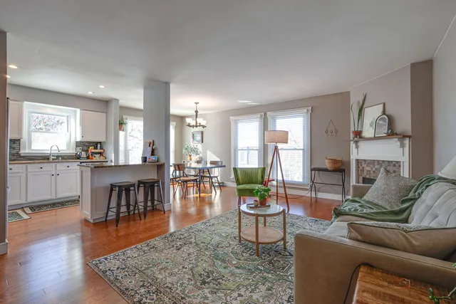 $209,900 | 737 Garfield Avenue, Unit B, Libertyville, IL 60048