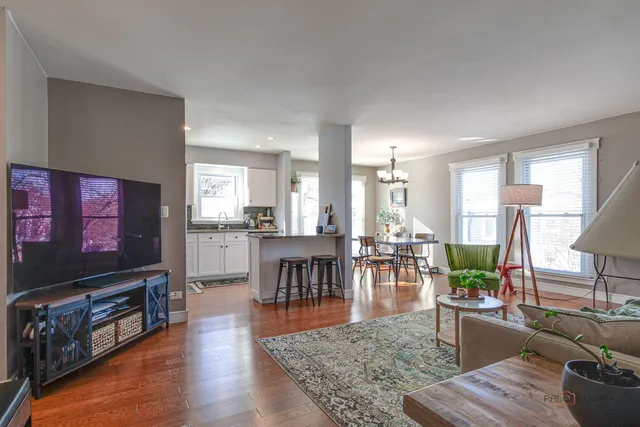 $209,900 | 737 Garfield Avenue, Unit B, Libertyville, IL 60048