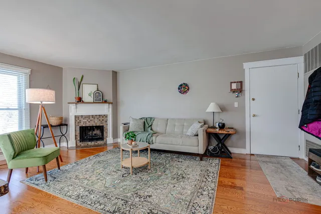 $209,900 | 737 Garfield Avenue, Unit B, Libertyville, IL 60048