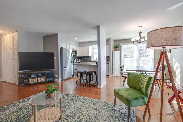 $209,900 | 737 Garfield Avenue, Unit B, Libertyville, IL 60048