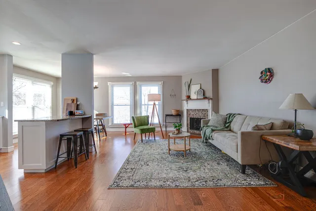 $209,900 | 737 Garfield Avenue, Unit B, Libertyville, IL 60048