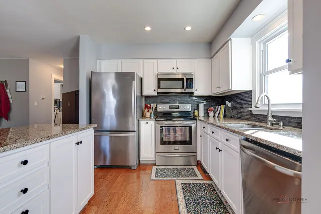 $209,900 | 737 Garfield Avenue, Unit B, Libertyville, IL 60048