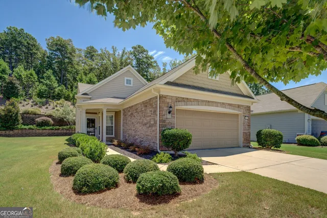 a view of a house with backyard and garden