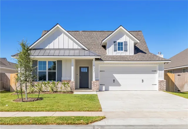 a view of a house with yard and plants
