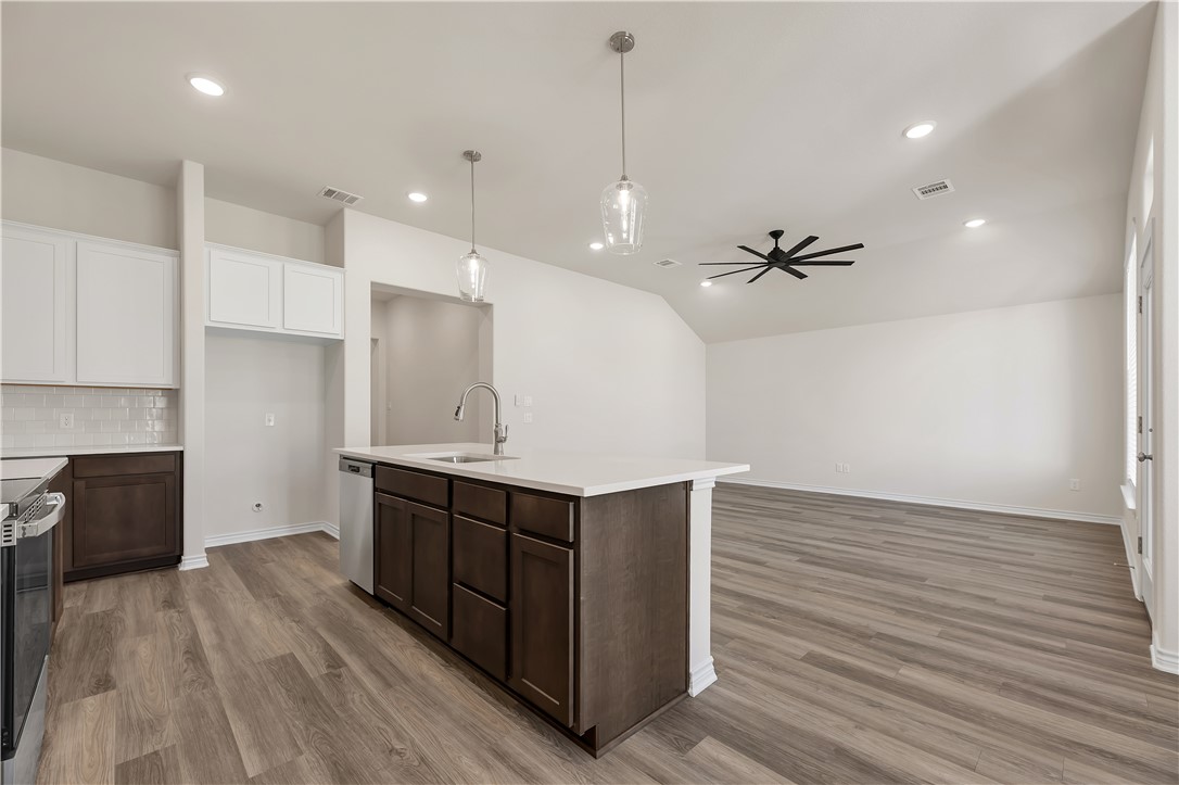 1931 Pinemont View Drive Bryan, TX 77807 - Photo 19 of 43