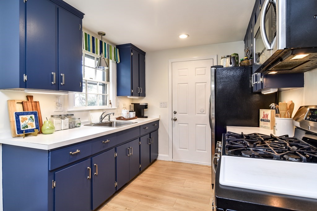 36 Gregory Road Holliston, MA 01746 - Photo 9 of 28 Gallery Image 9