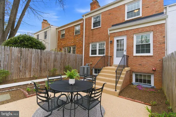 $1,035,000 | 6805 Market Square Drive, McLean, VA 22101