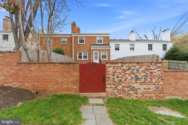 $1,035,000 | 6805 Market Square Drive, McLean, VA 22101