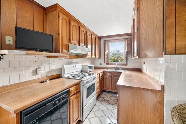 $435,000 | 484 South Beach Street, Fall River, MA 02724