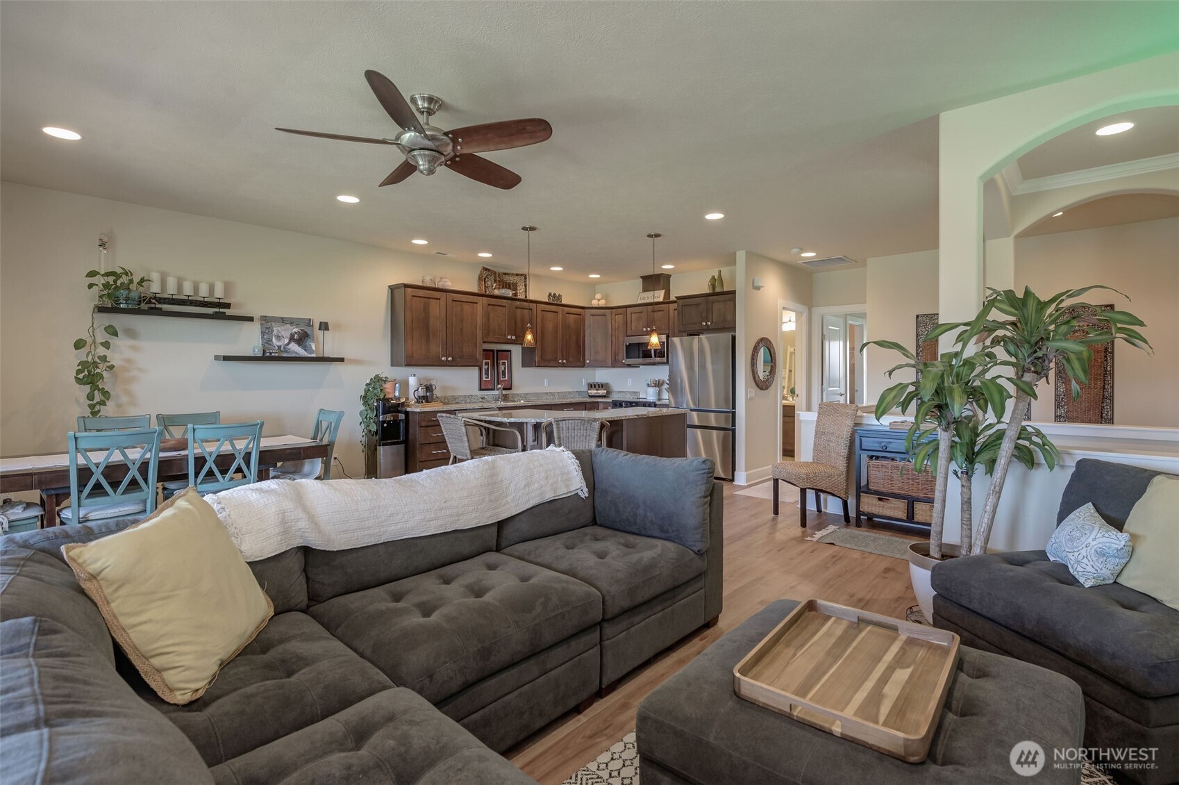 23318 Sunserra Loop, Unit B00 Quincy, WA 98848 - Photo 13 of 30 a living room with furniture kitchen and a chandelier