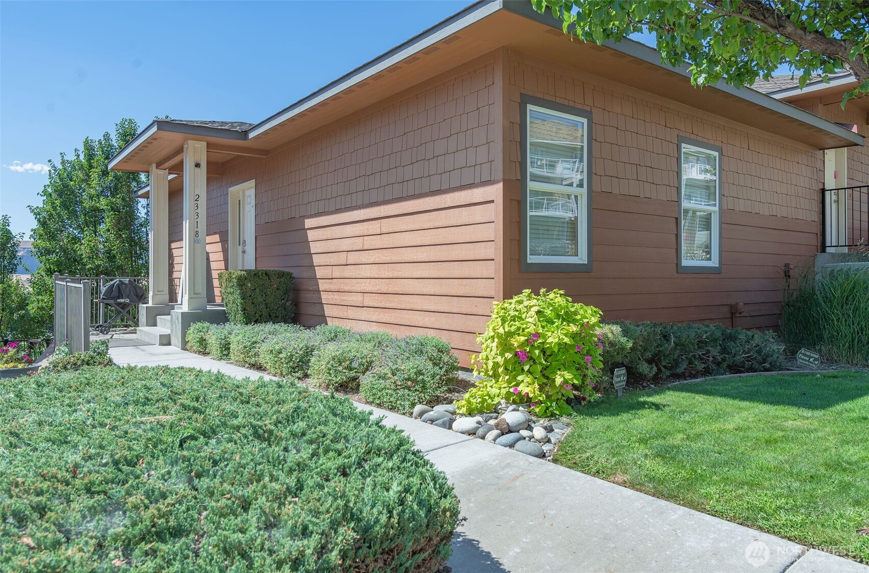 23318 Sunserra Loop, Unit B00 Quincy, WA 98848 - Photo 2 of 30 a front view of a house with garden