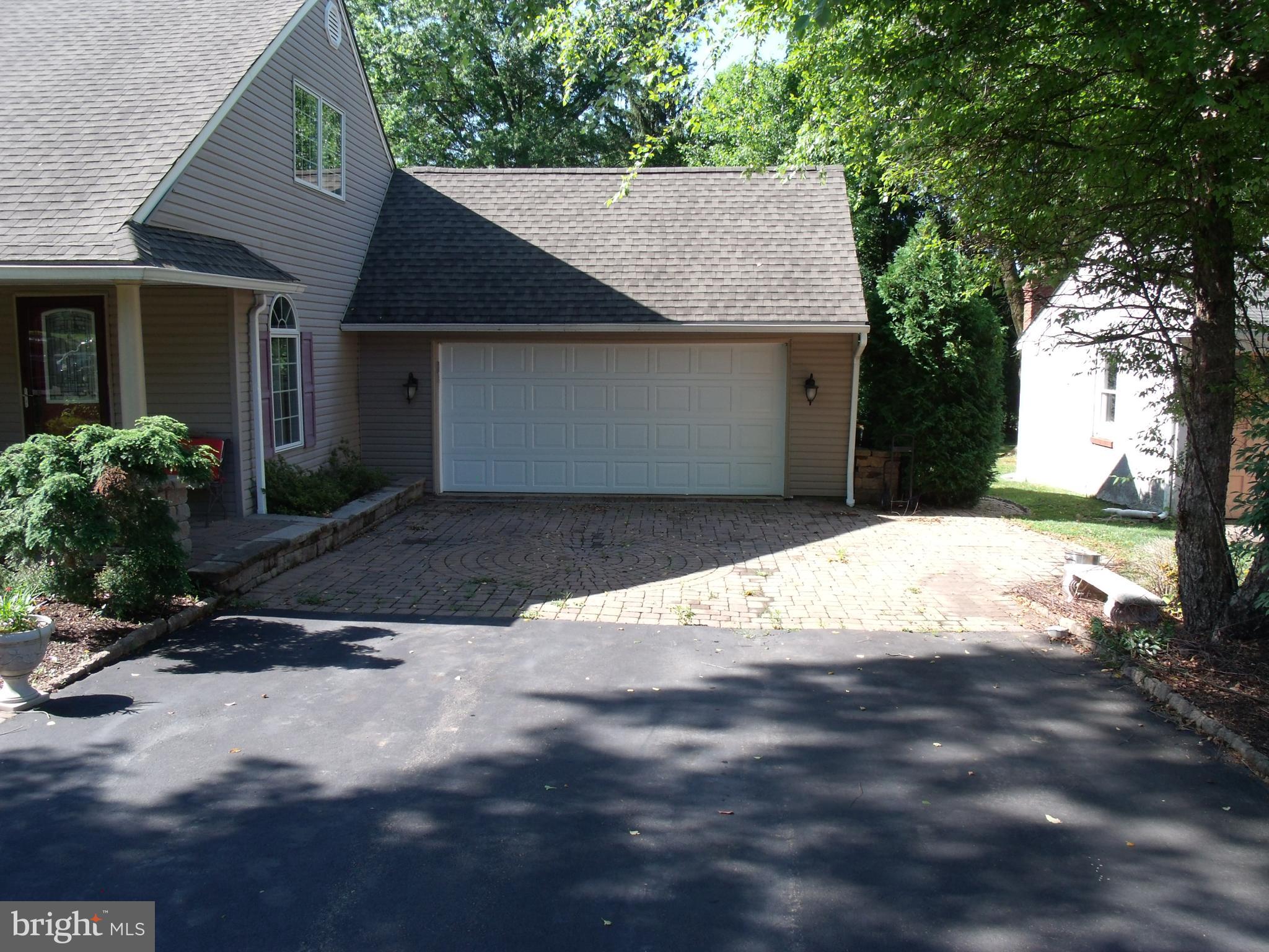 20 Douglas Road Richboro, PA 18954 - Photo 4 of 29 2 car garage