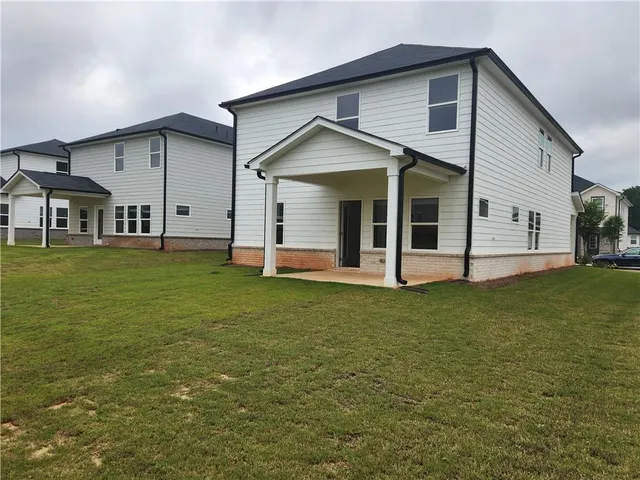 a view of a house with a yard