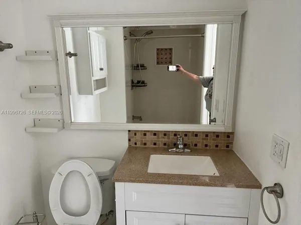 $2,600 | Fountainebleau, Miami, FL 33126