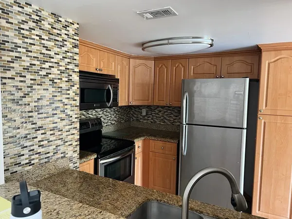 $2,600 | Fountainebleau, Miami, FL 33126