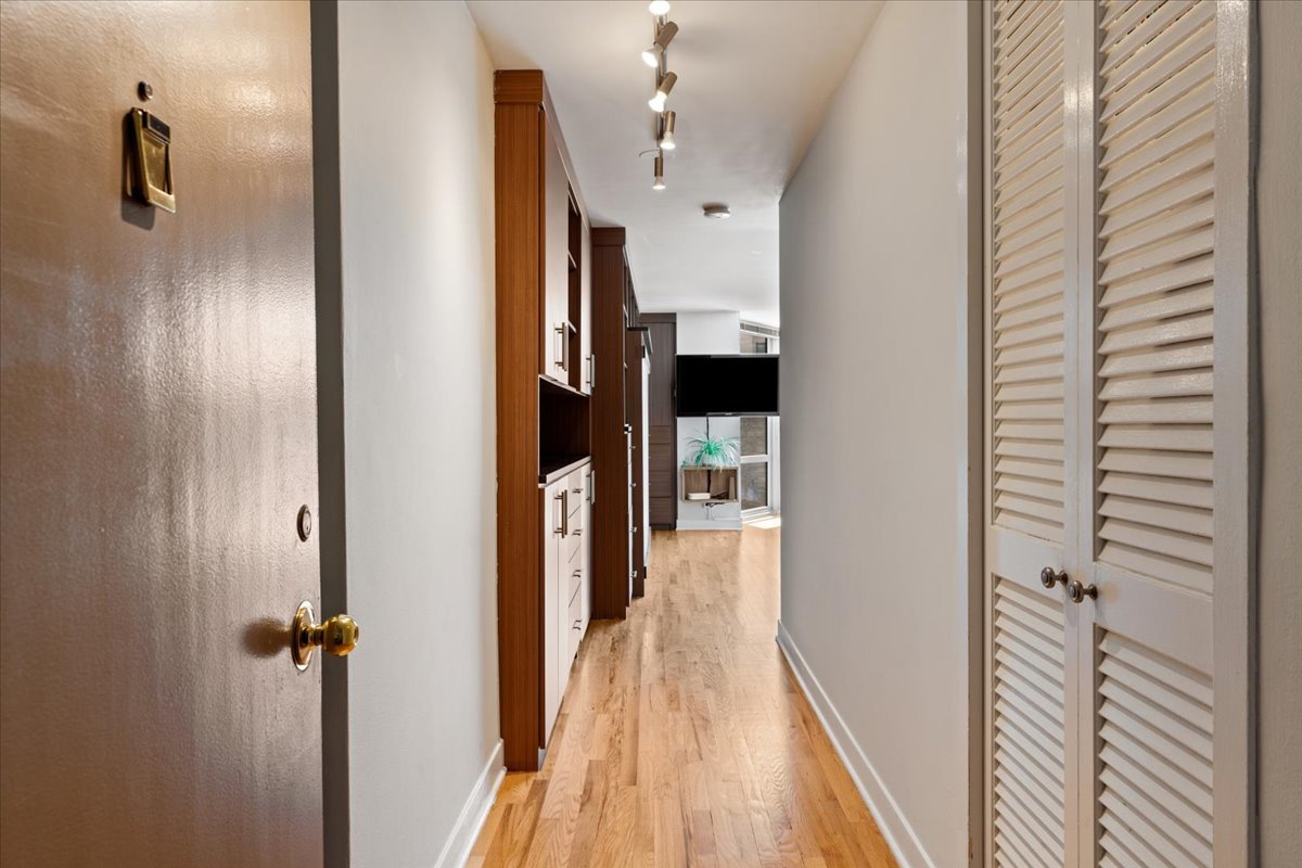 21 West Goethe Street, Unit 4H Chicago, IL 60610 - Photo 2 of 18