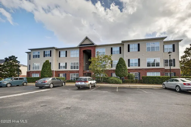 $1,575 | 2820 Bloomfield Lane, Unit 103, Wilmington, NC 28412