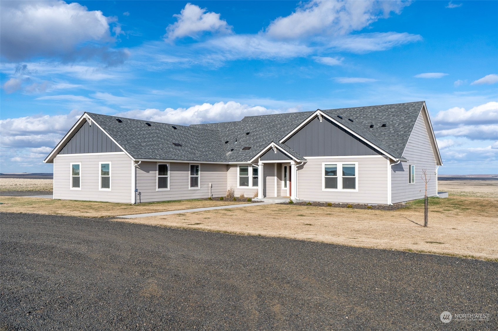 1003 North Klein Road Ritzville, WA 99169 - Photo 1 of 34 a front view of a house with a yard
