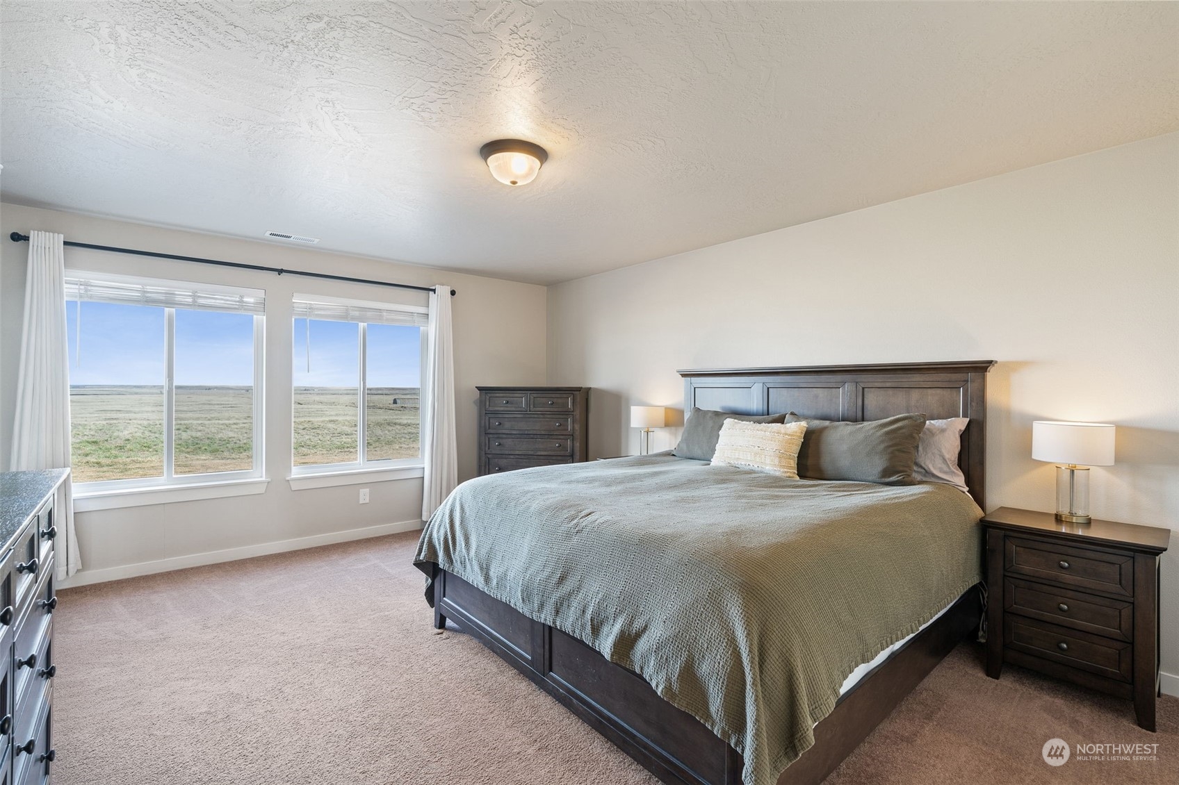 1003 North Klein Road Ritzville, WA 99169 - Photo 12 of 34 a large bed sitting in a bedroom next to a lamp