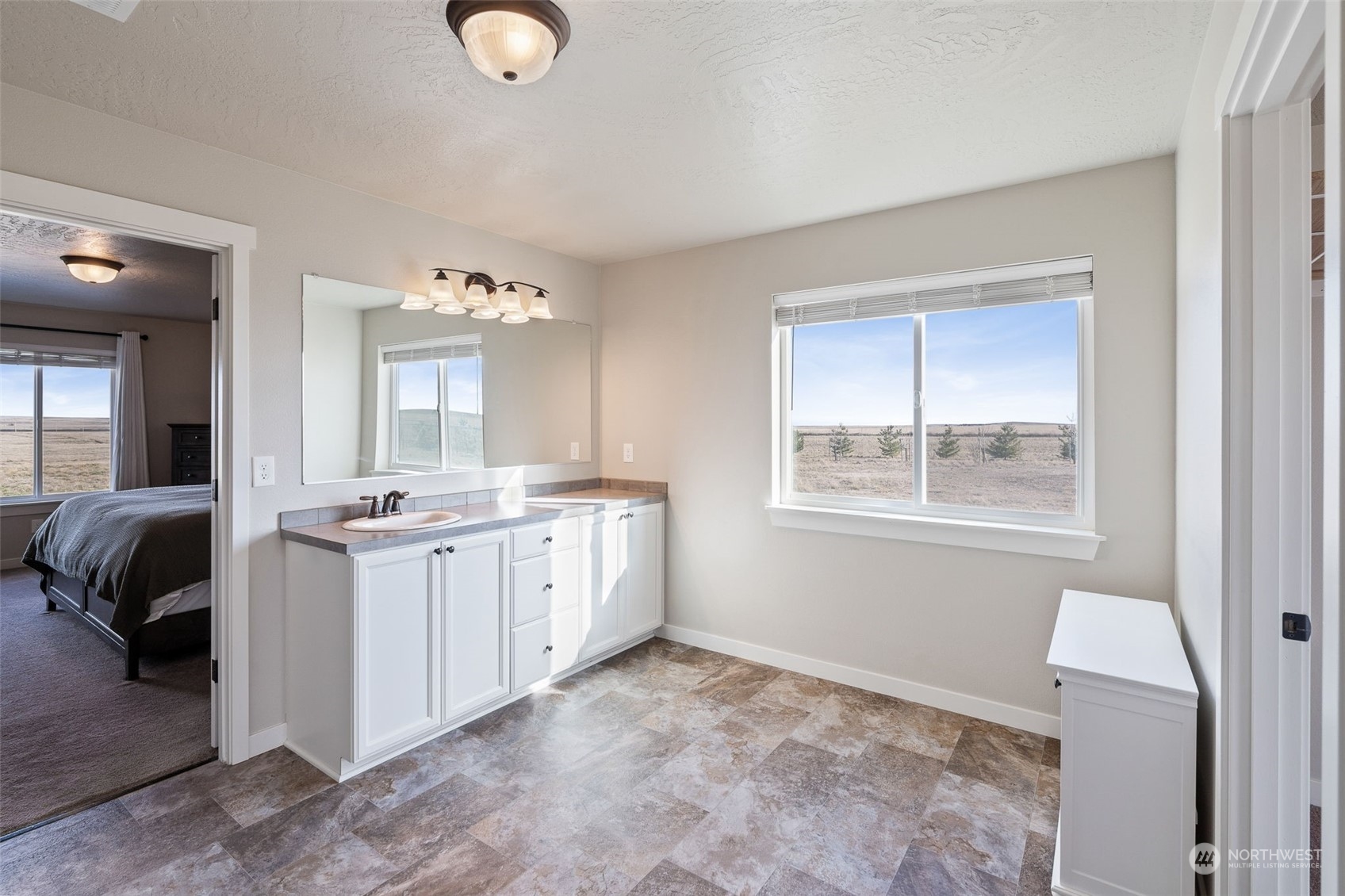 1003 North Klein Road Ritzville, WA 99169 - Photo 14 of 34 a room with a bed and a window