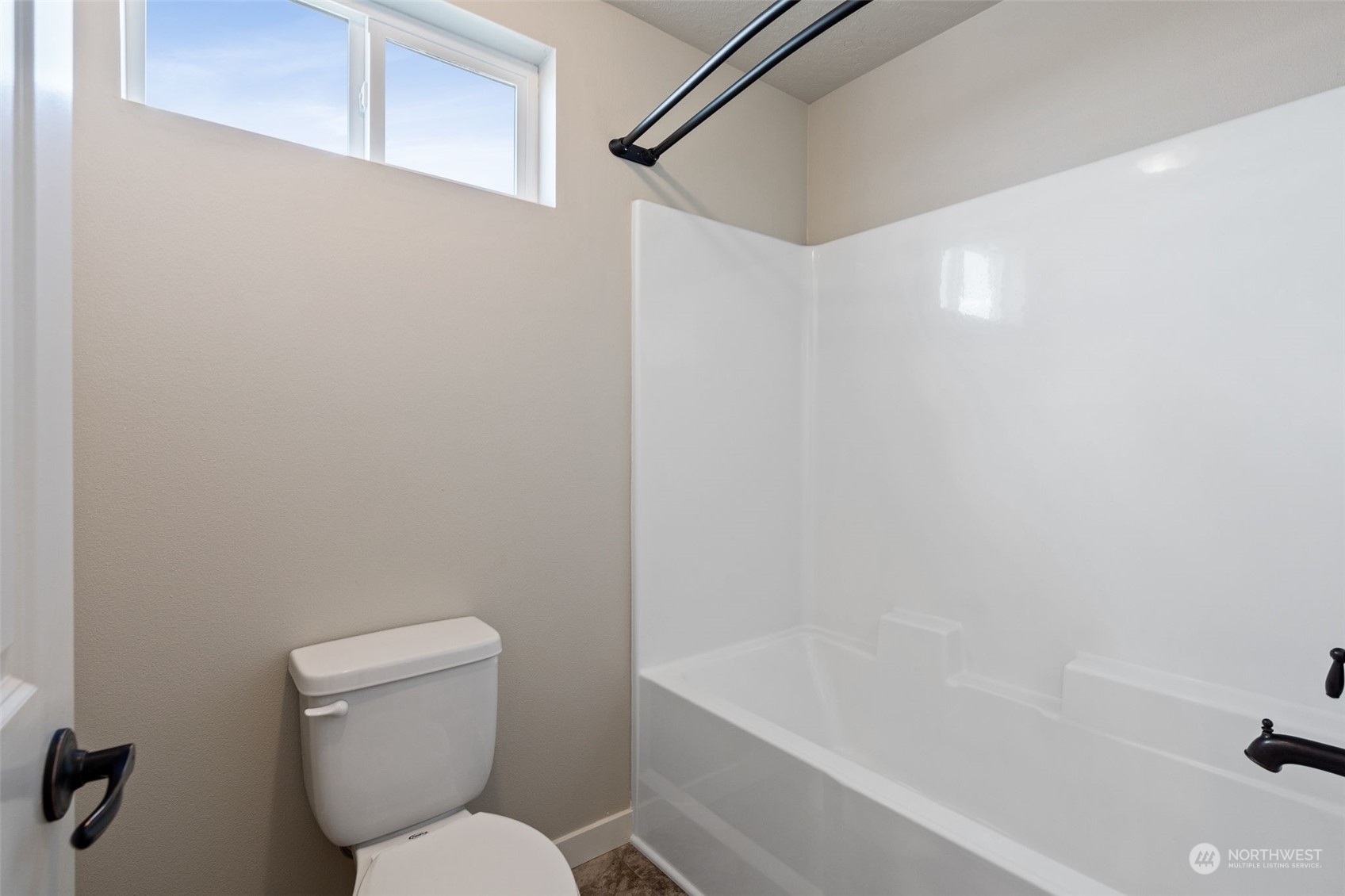1003 North Klein Road Ritzville, WA 99169 - Photo 21 of 34 a bathroom with a toilet and a bathtub