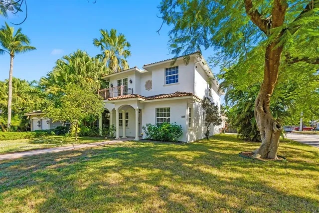 a view of a house with a yard