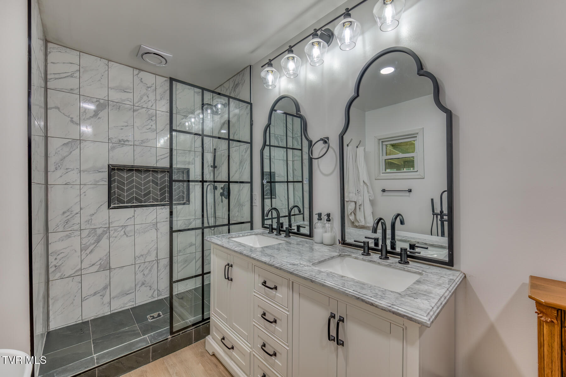 1009 Island Road Blountville, TN 37617 - Photo 3 of 11 1005 Island Rd-37