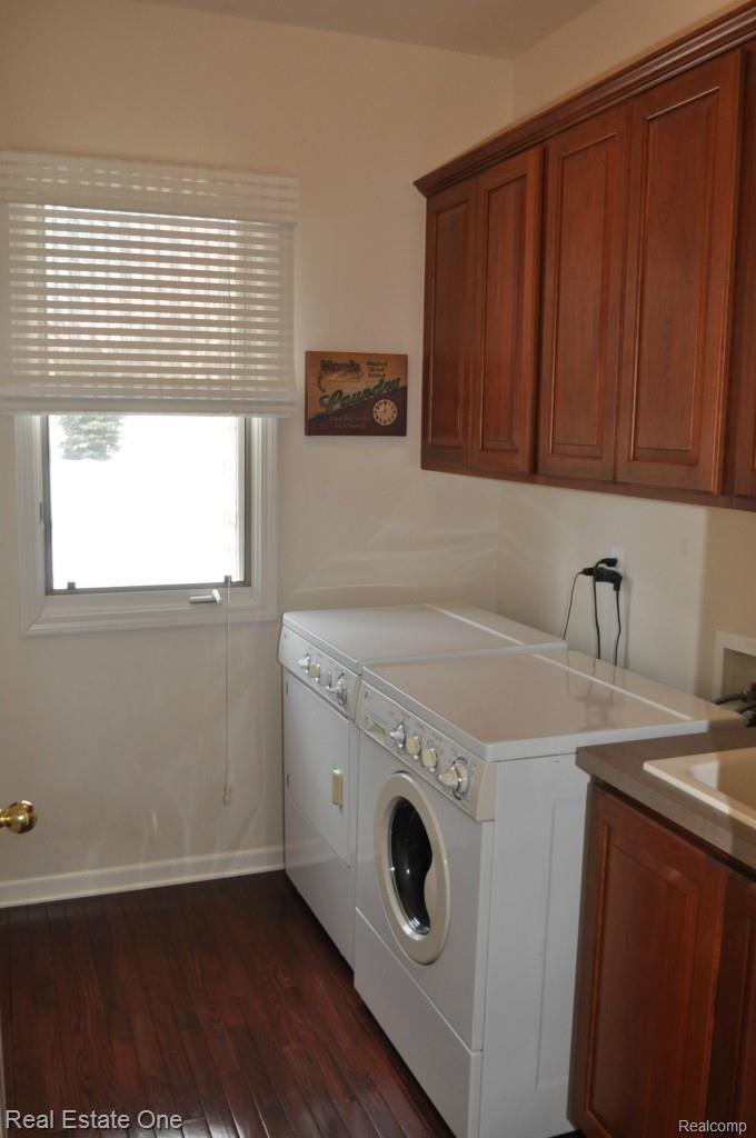 1094 Moran Drive Rochester, MI 48307 - Photo 12 of 30 FIRST FLOOR LAUNDRY ROOM