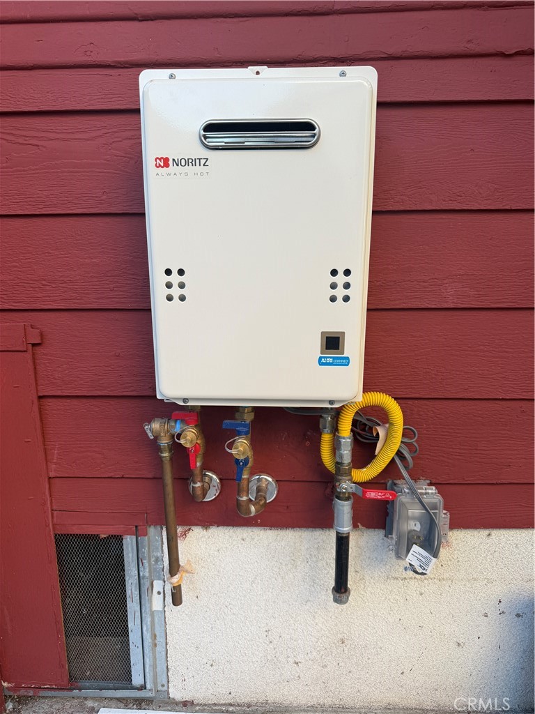 1944 New England Street Los Angeles, CA 90007 - Photo 17 of 18 a utility room with dryer and washer