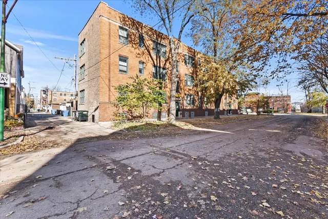 $2,200 | 2210 West Carmen Avenue, Unit 1W, Chicago, IL 60625