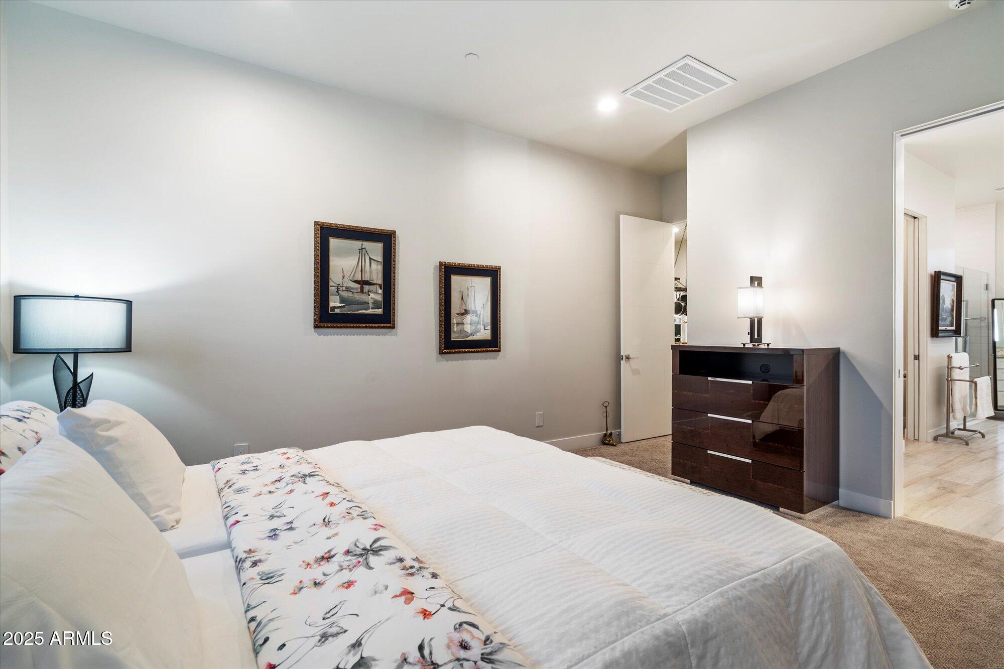 9850 East McDowell Mountain Ranch Road, Unit 1019 Scottsdale, AZ 85260 - Photo 28 of 66 a bedroom with a bed and a lamp