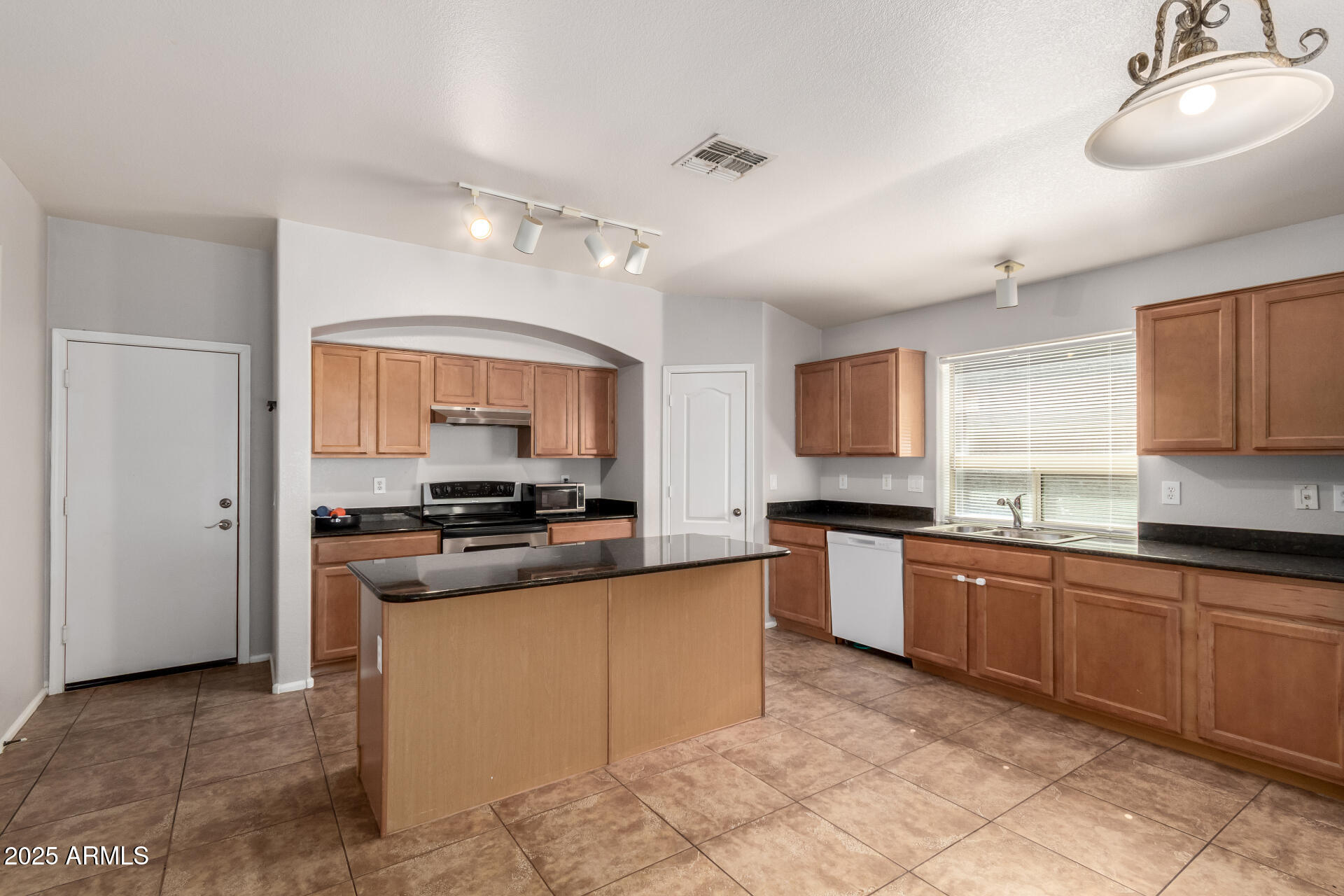 738 East Saddle Way San Tan Valley, AZ 85143 - Photo 10 of 29 10 - Saddle