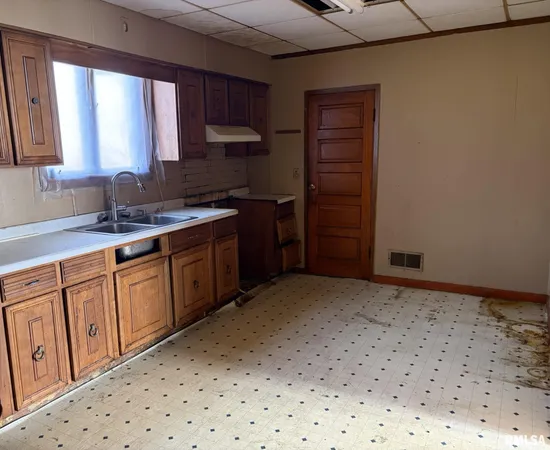 $39,900 | 905 East South Street, Galesburg, IL 61401